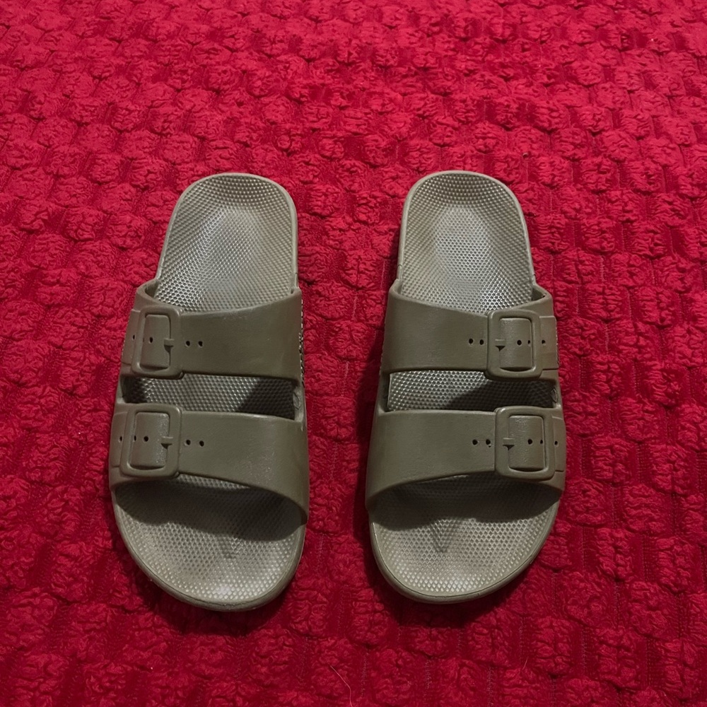 Freedom Moses Olive Green Slide Sandals Size 36/37